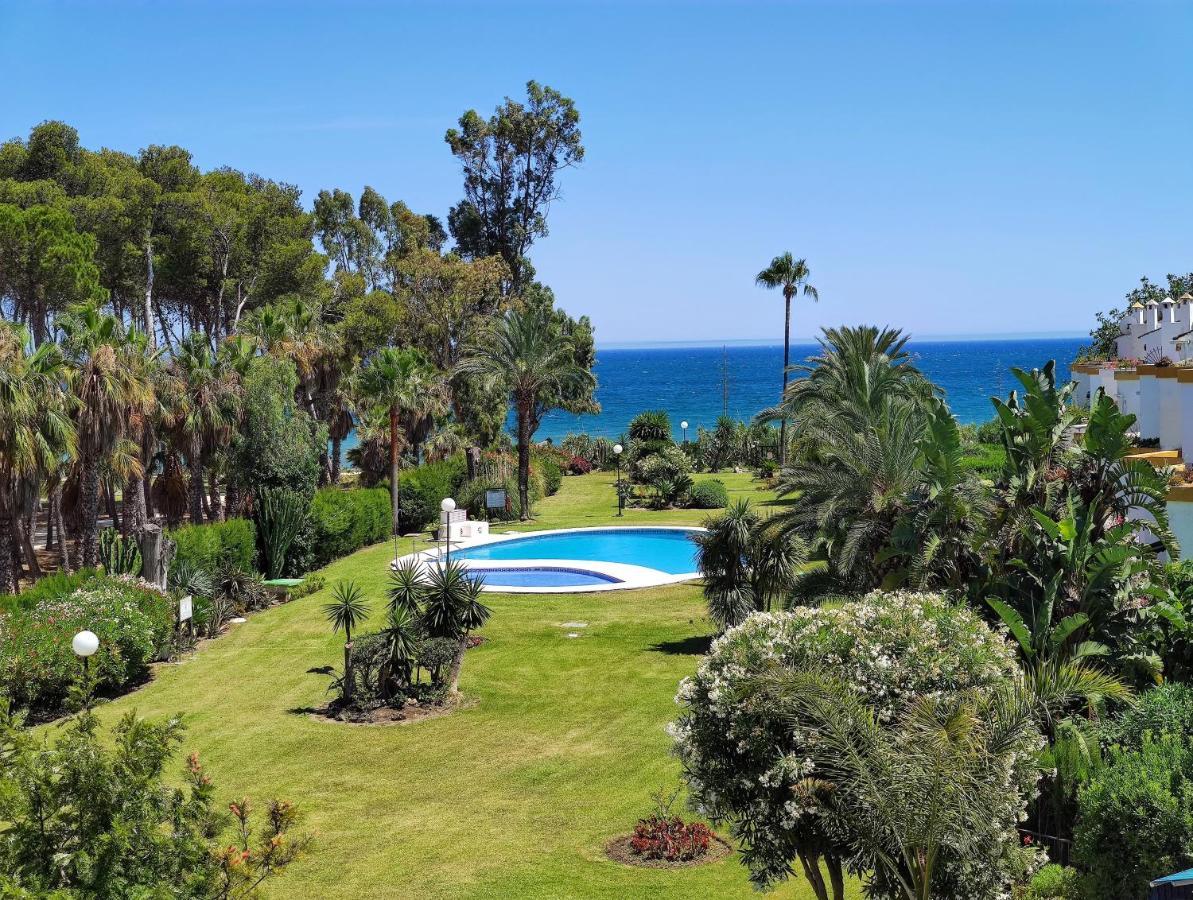 Spacious Beachfront Town House In Estepona With Fully Equipped Kitchen, Pools, Garden, Sea View Ngoại thất bức ảnh
