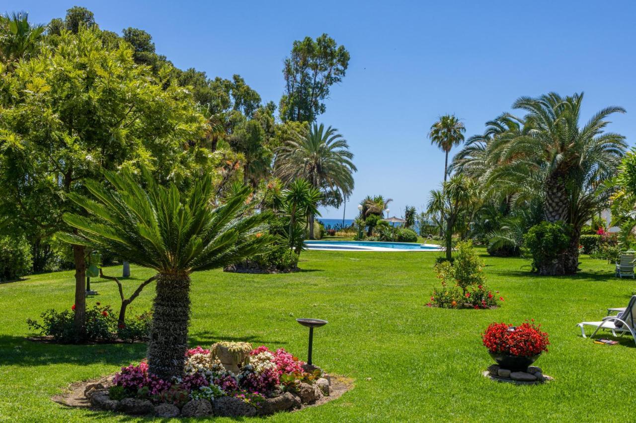 Spacious Beachfront Town House In Estepona With Fully Equipped Kitchen, Pools, Garden, Sea View Ngoại thất bức ảnh