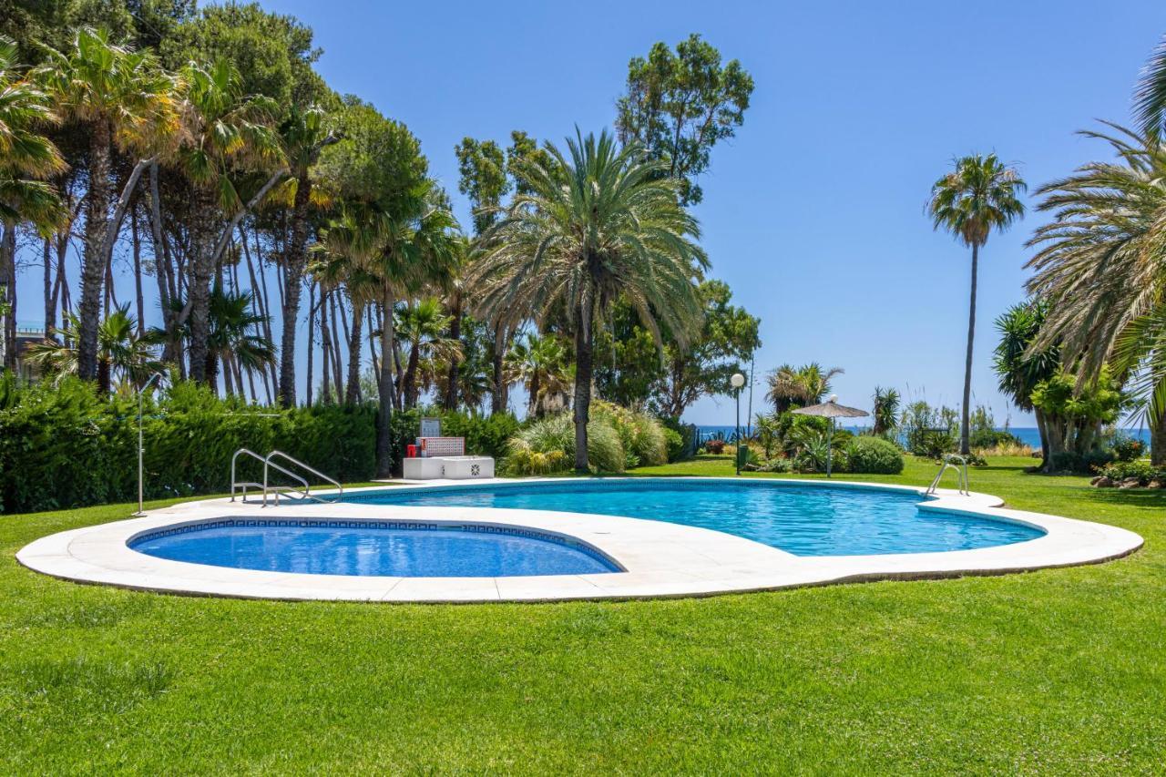 Spacious Beachfront Town House In Estepona With Fully Equipped Kitchen, Pools, Garden, Sea View Ngoại thất bức ảnh